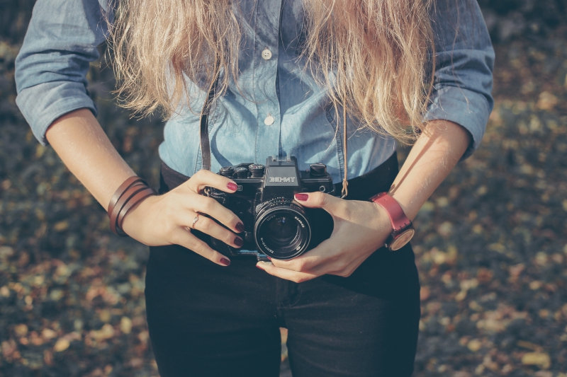 photographe-COARAZE-min_hand-person-girl-woman-camera-photography-614-pxhere.com